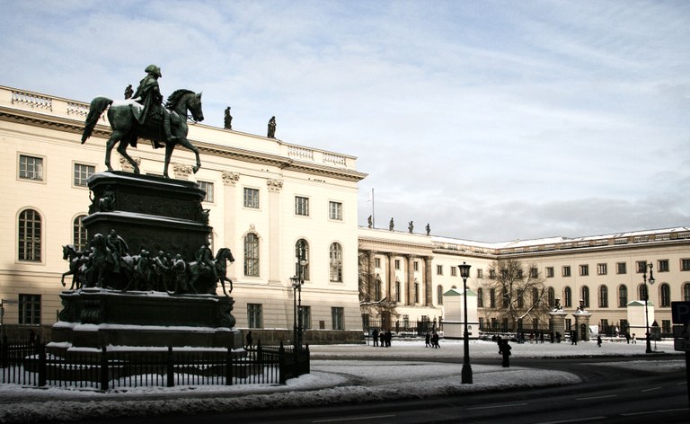 Hauptgebäude im Winter.jpg